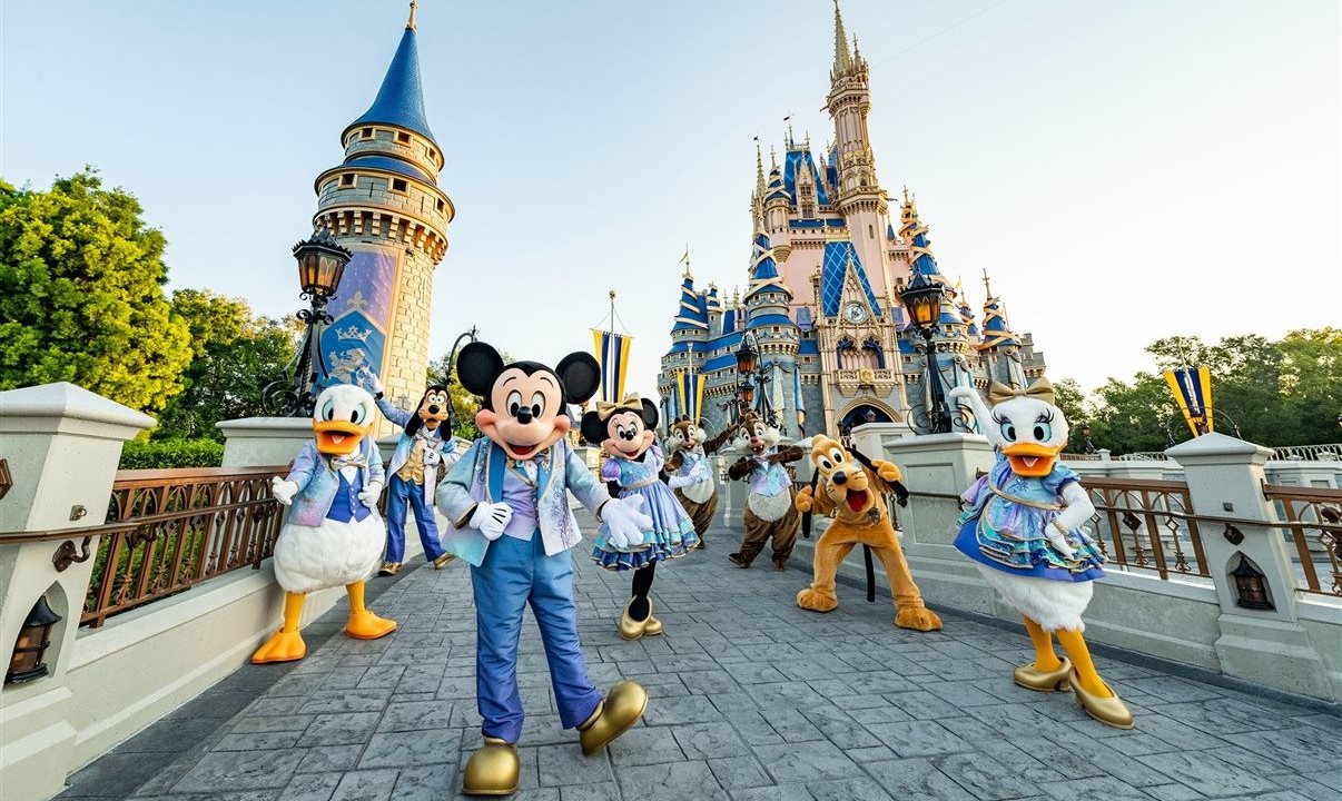 Os visitantes dos parques e passageiros dos cruzeiros da Disney poderão abraçar os personagens novamente