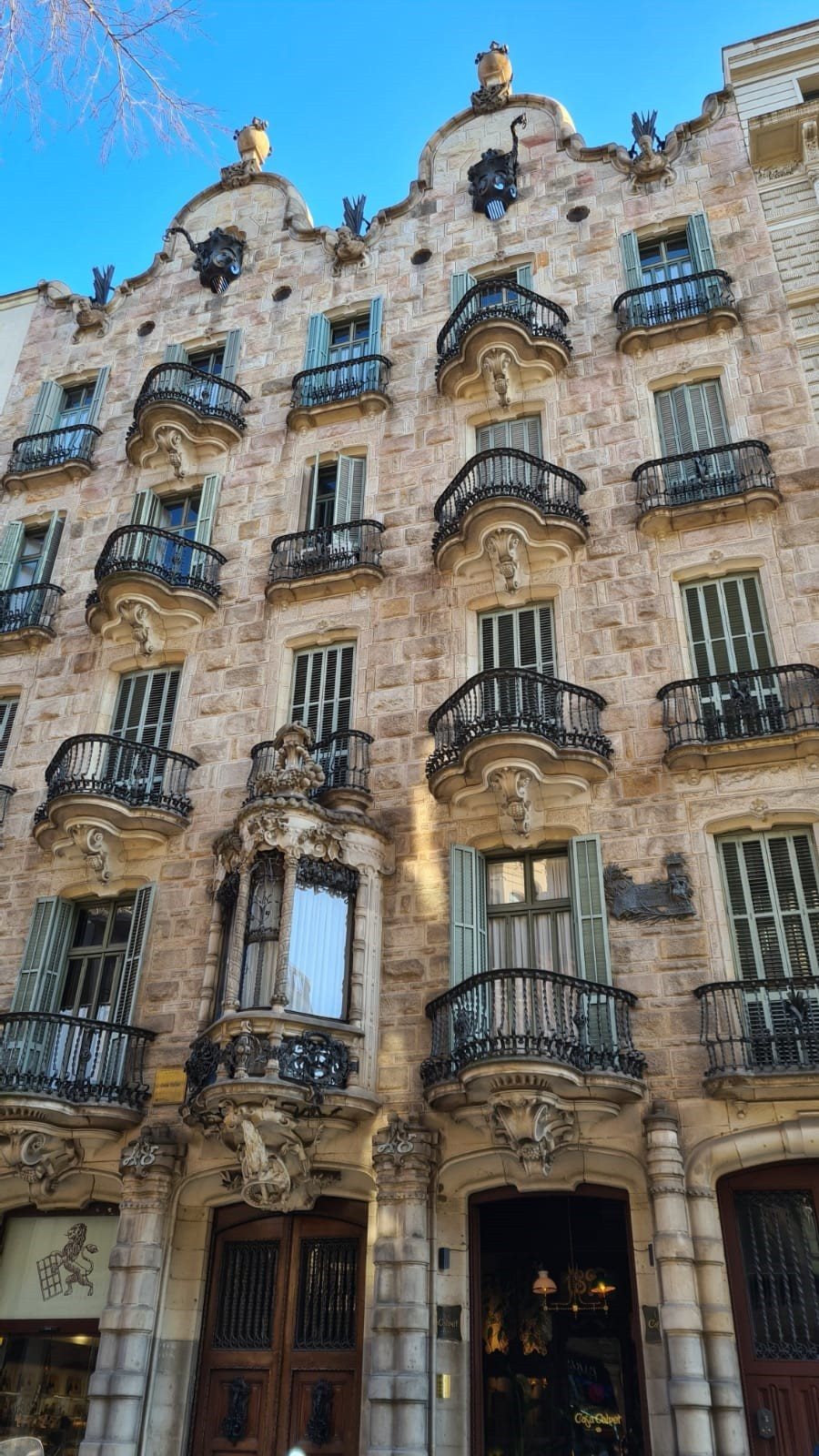 A Casa Calvet de Barcelona é um edifício projetado por Antoni Gaudí e reabriu no início deste ano