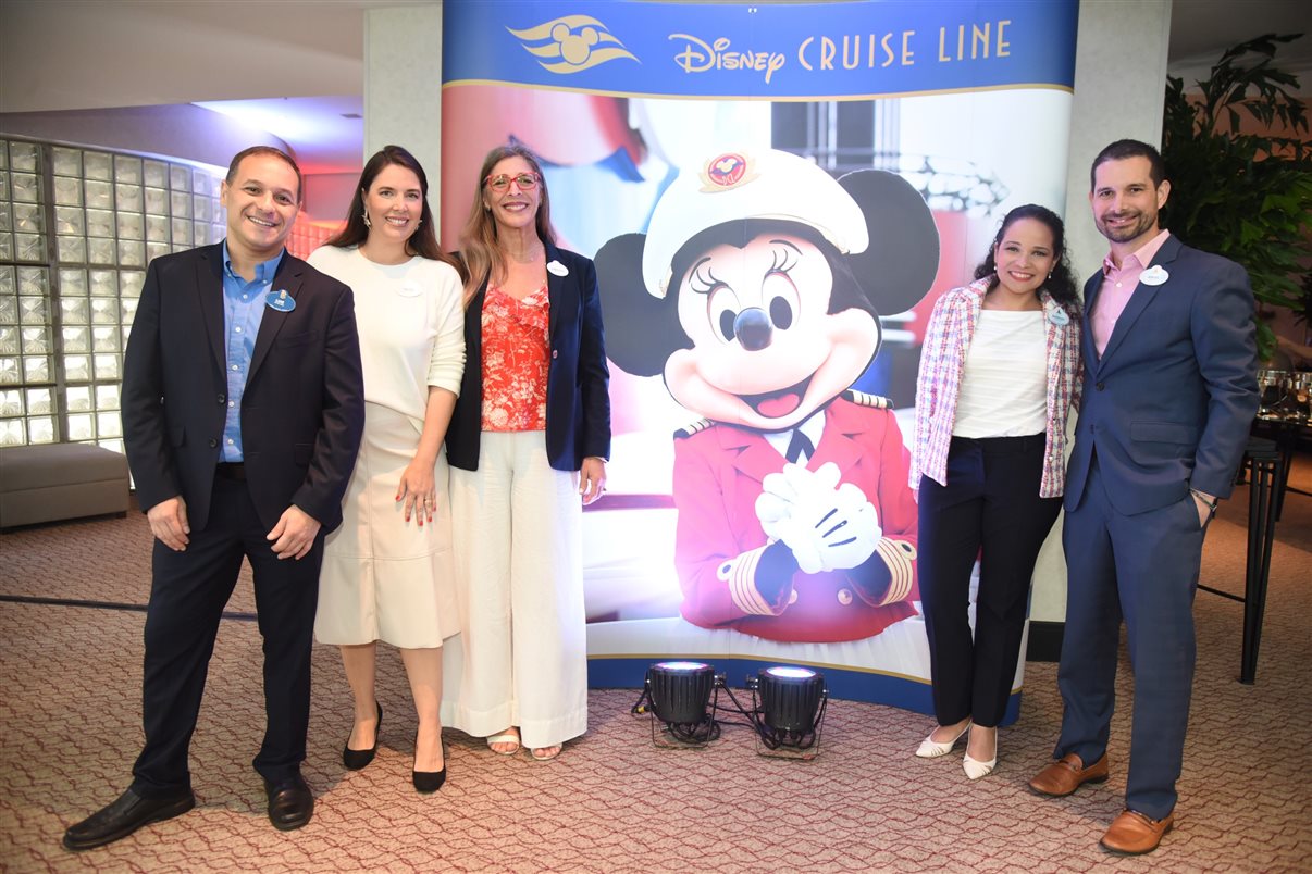Equipe Disney Destinations para o Brasil: Luiz Araújo, Manoela Gentil, Deborah Baldin, Bárbara Modenesi e Angel Sarría