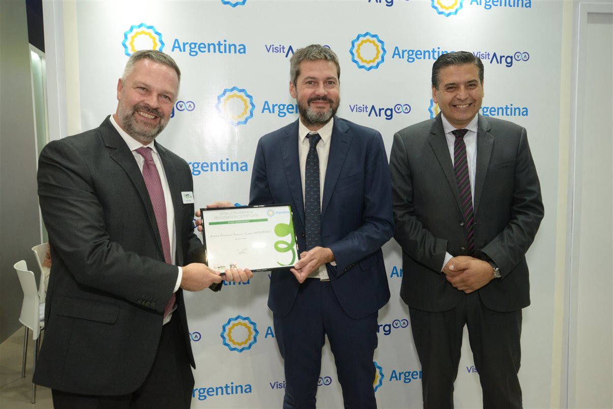 El Director de WTM Latinoamérica, Simón Mayle, entrega el premio al mejor stand al Ministro de Turismo de Argentina, Matías Lammens, junto al Secretario Ejecutivo de INPROTUR - Instituto Nacional de Promoción Turística, Ricardo Sosa