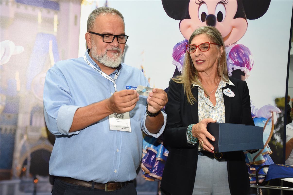 Artur Andrade, da PANROTAS, e Deborah Baldin, da Disney Destinations, sortearam os vencedores