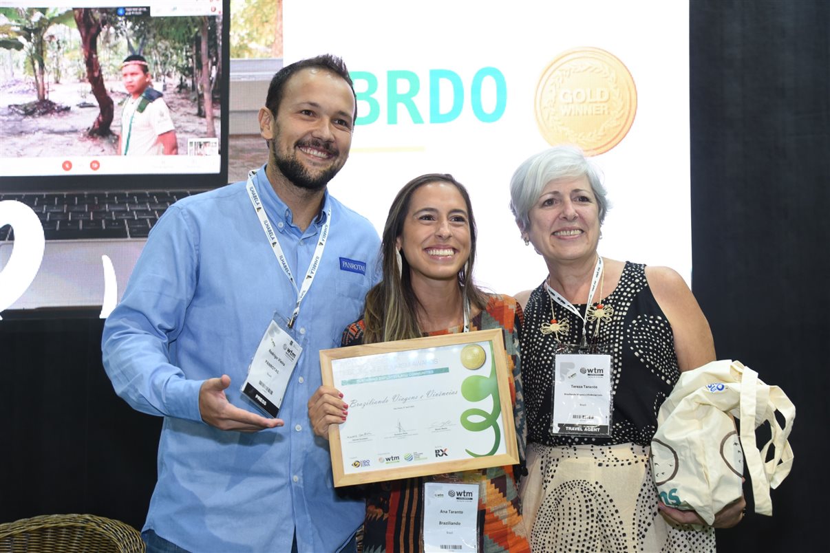 Rodrigo Vieira, editor da PANROTAS, entrega prêmio para Ana Taranto e Tereza Taranto, da Braziliando