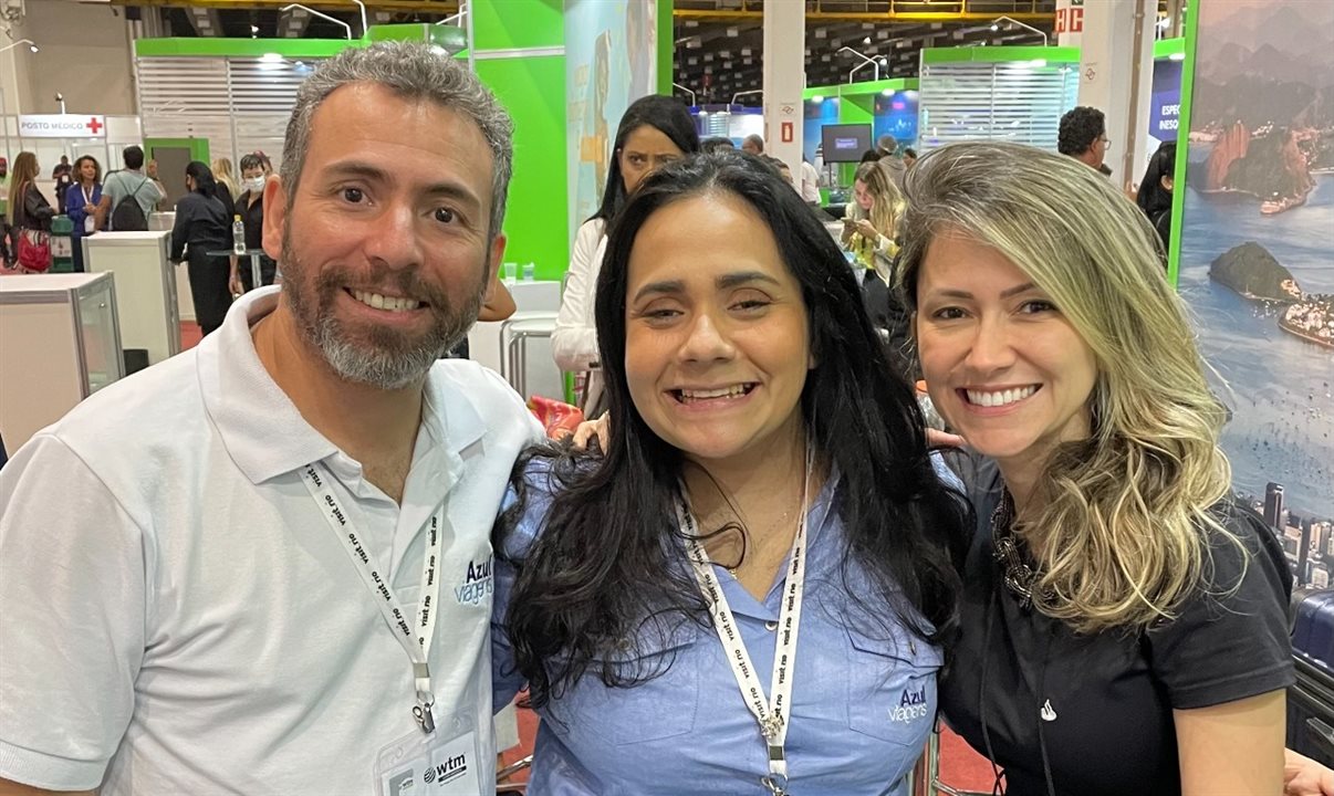 Ricardo Bezerra e Julia Meira, da Azul Viagens, com Gabriela Pereira, do Santander Financiamentos