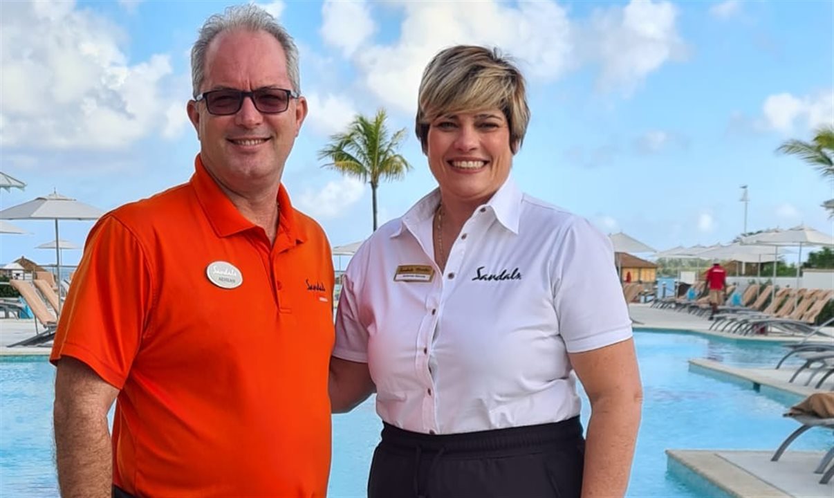 Adrian Whitehead, gerente geral do Sandals Royal Bahamian Spa Resort & Offshore Island, com a diretora de Marketing e Vendas para a América Latina da Unique Vacations Inc., Sandals e Beaches, Arlenes Garcia