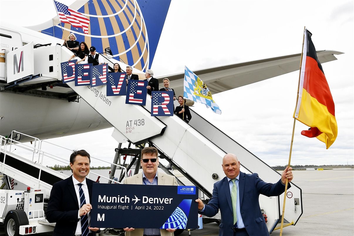 A tripulação do primeiro voo para Denver ao fundo e, à frente, representantes da United Airlines Jens Grünberg (Vendas e Marketing) e Siegfried Dietze (Líder da Estação) junto com Uli Theis da Route & Passenger Development da Flughafen München GmbH