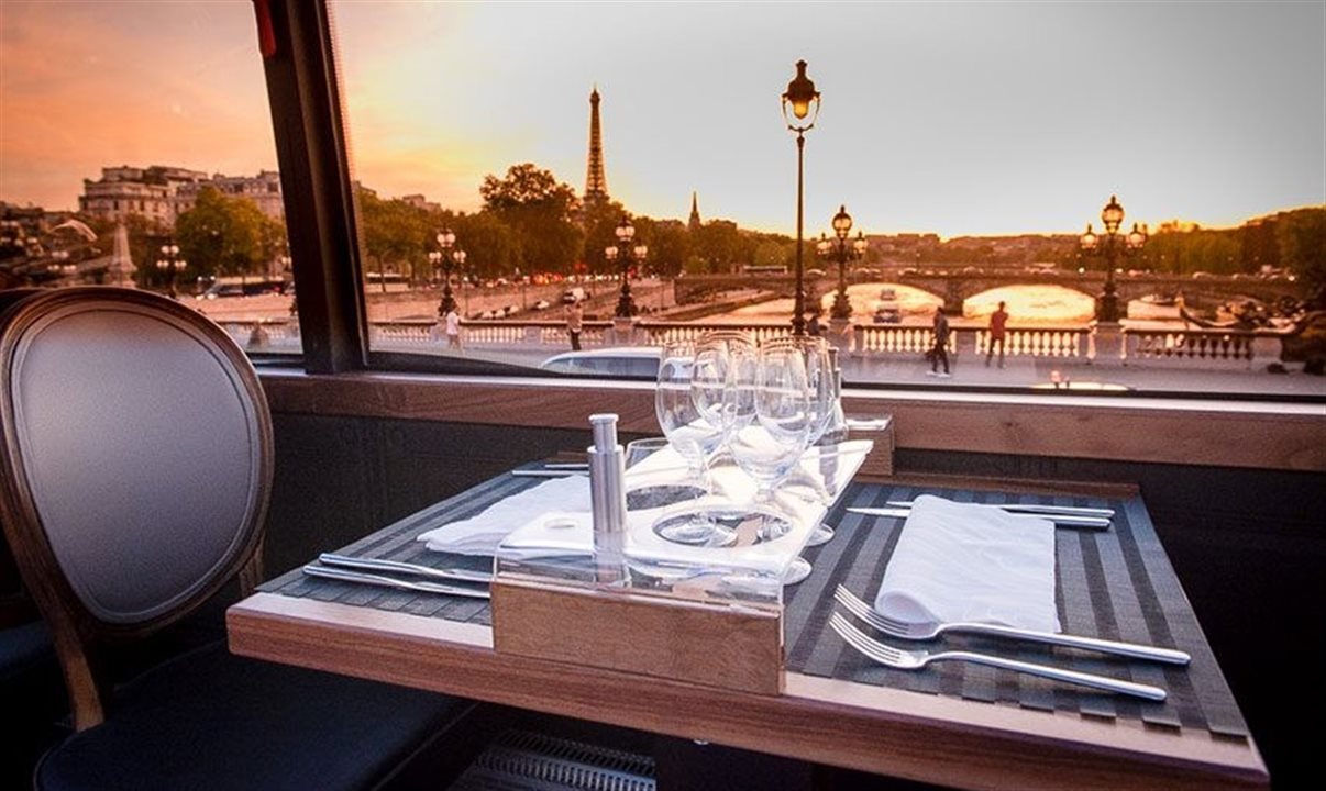 O Bustronome permite aos passageiros desfrutar das paisagens de Paris enquanto saboreiam pratos franceses