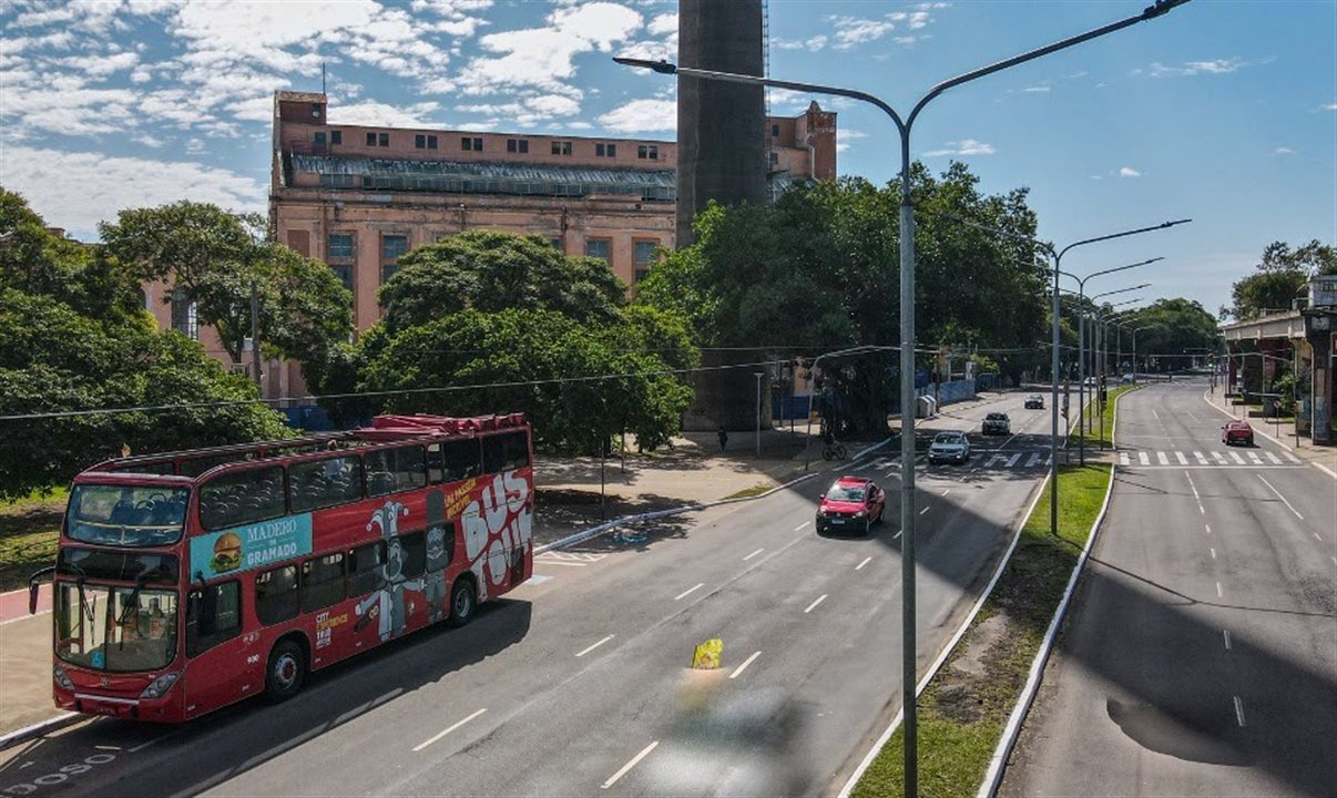 How to get to Centro Comercial Itaimbé in Porto Alegre by Bus or Ferry?