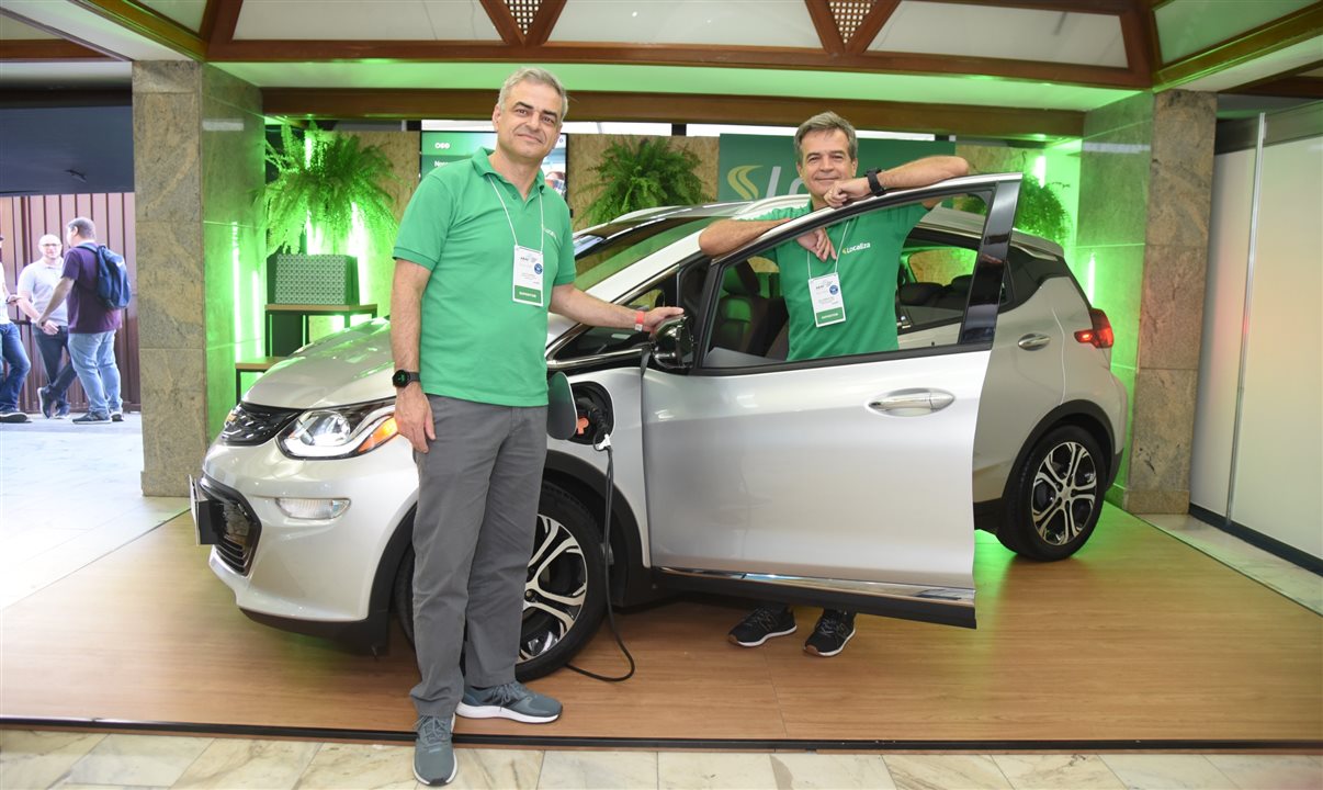 Augusto Bezerra e Paulo Henrique Pires apresentando o Bolt EV 2020, que faz parte do portfólio da Localiza