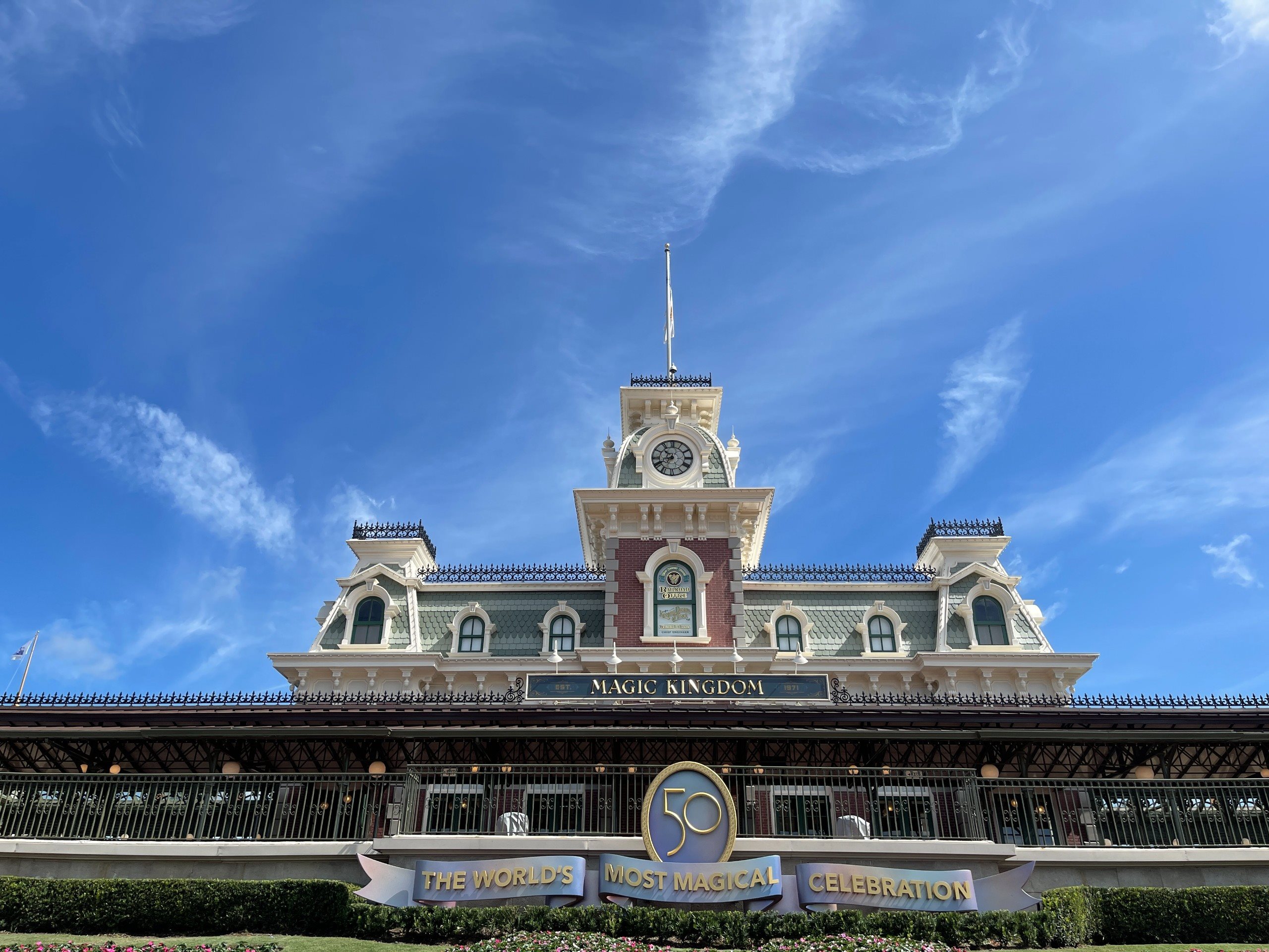 Entrada do Magic Kingdom, decorada para os 50 anos de WDW