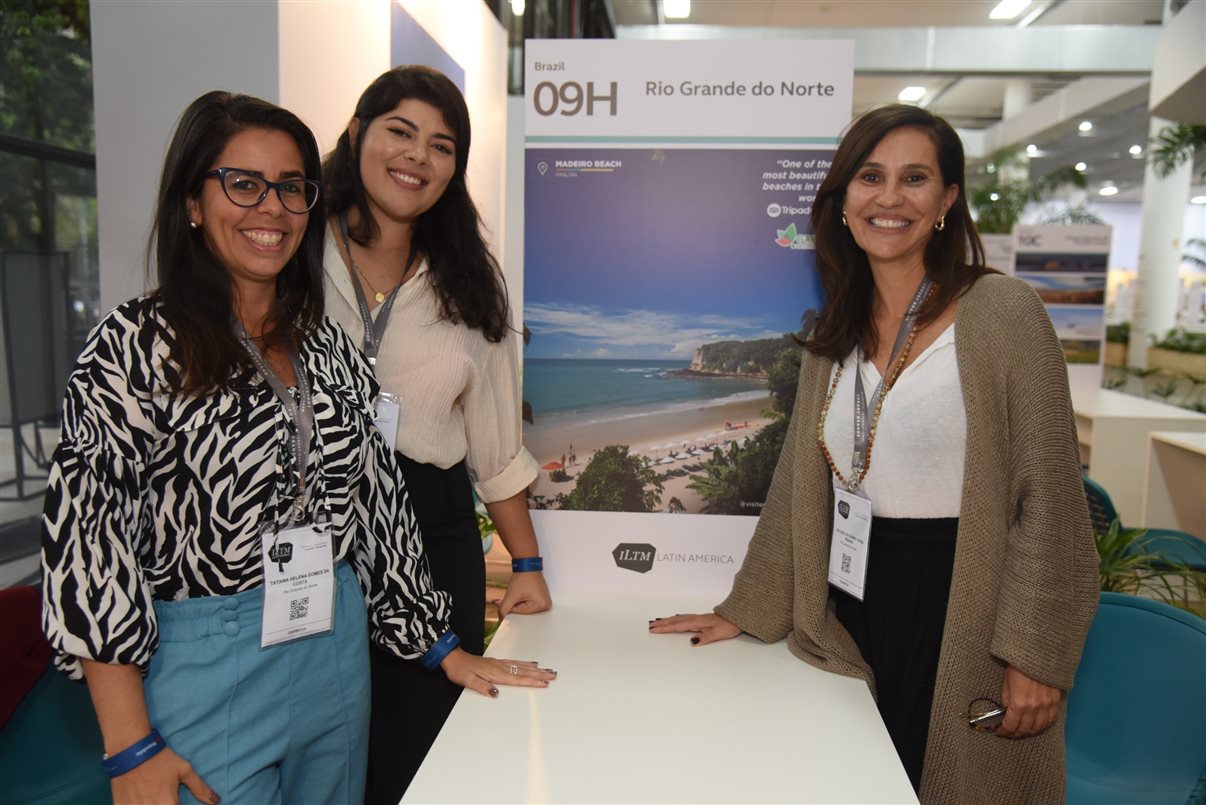 Tatiana Gomes da Costa, Bianca Dias e Heloisa Faria Ribeiro no espaço do Turismo do Rio Grande do Norte na ILTM Latin America