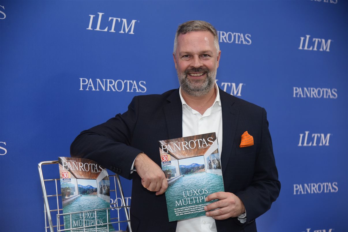 Simon Mayle, diretor da ILTM Latin America, com a Revista PANROTAS edição especial de Luxo, que circula na feira em São Paulo