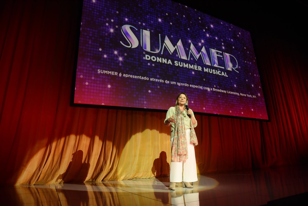 Estela Farina, da Norwegian Cruise Line, falando sobre o espetáculo de Donna Summer, que fará parte das atrações a bordo da NCL