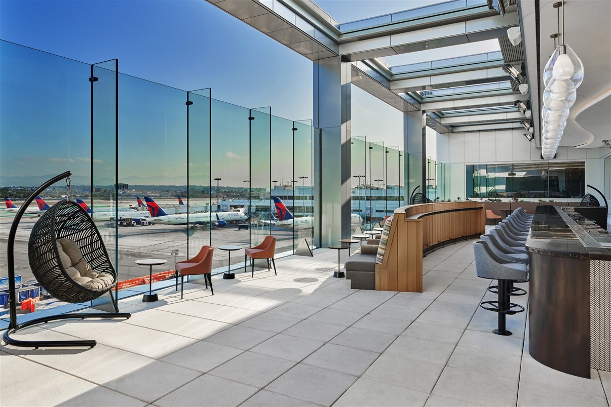Sky Deck, um dos espaços no novo Delta Sky Club do Aeroporto de Los Angeles