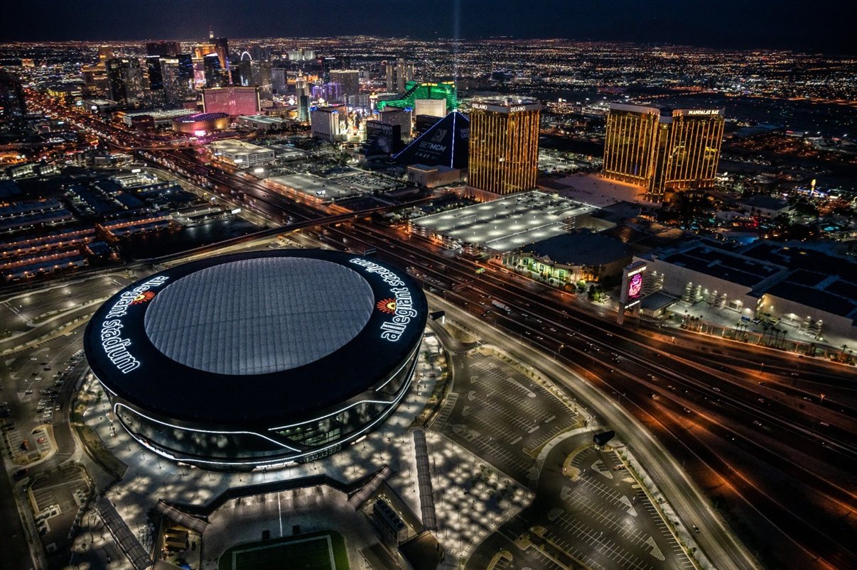 Allegiant Stadium, em Las Vegas, conta com capacidade para 65 mil pessoas e é um dos mais modernos dos Estados Unidos