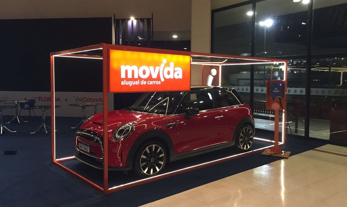 A Movida participa com um mini cooper elétrico para apresentar aos visitantes os benefícios desse modelo