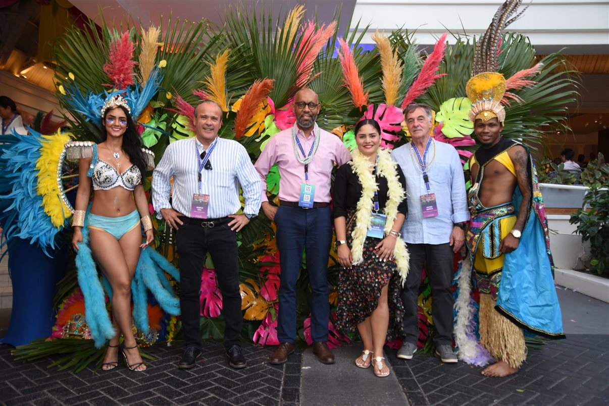 Marco Leal, André Rojer, Elaine Francisca e Victor da Pena, do Escritório de Turismo de Curaçao, entra representantes do carnaval do destino, na abertura do Curaçao Trade Global Symposium 