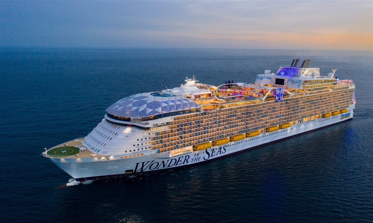  “Celebrity Apex”, da Celebrity Cruises, pronto para navegar  pelos mares do mundo