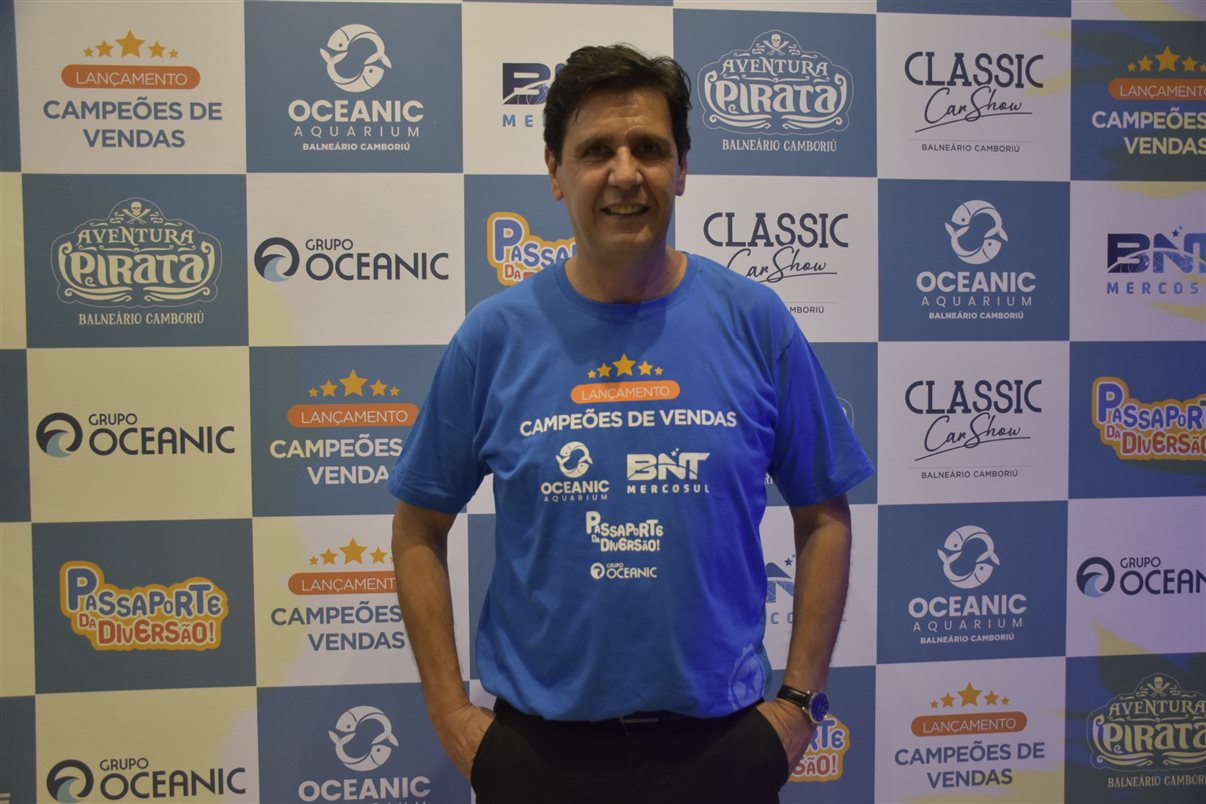 Mano Neves, gerente comercial do Grupo Oceanic, participa da coordenação da premiação