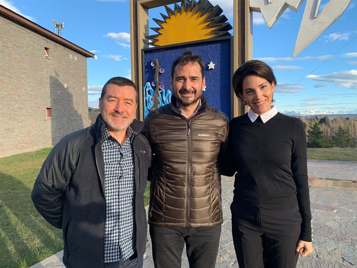 Ivan Cadahía, da Aerolíneas Argentinas, com Alexis Simunovic e Yanina Martin, da Secretaria de Turismo de El Calafate (Argentina)