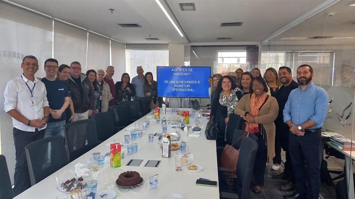 Leandro Reis (diretor comercial), Maurício de Oliveira (Gerente de Atendimento Agências SP) e equipe de executivos de contas entre os agentes convidados