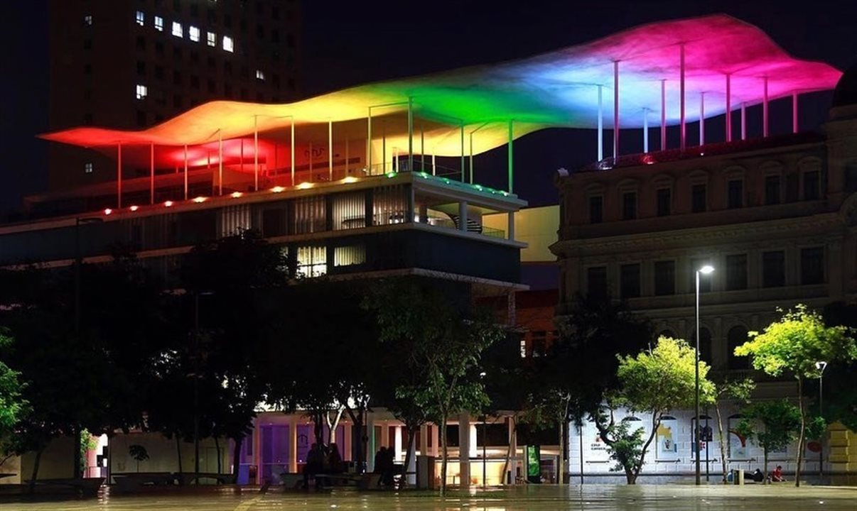 Museu de Arte do Rio com a iluminação da campanha Rio de Cores