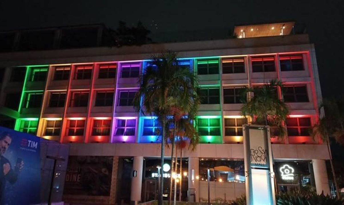 As propriedades terão fachada iluminada com as cores da bandeira LGBT e drinques cortesia durante o mês de junho