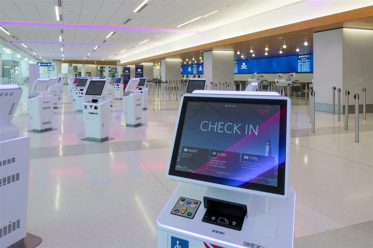 O terminal conta com 36 balcões de check-in de serviço completo e 49 quiosques de autoatendimento