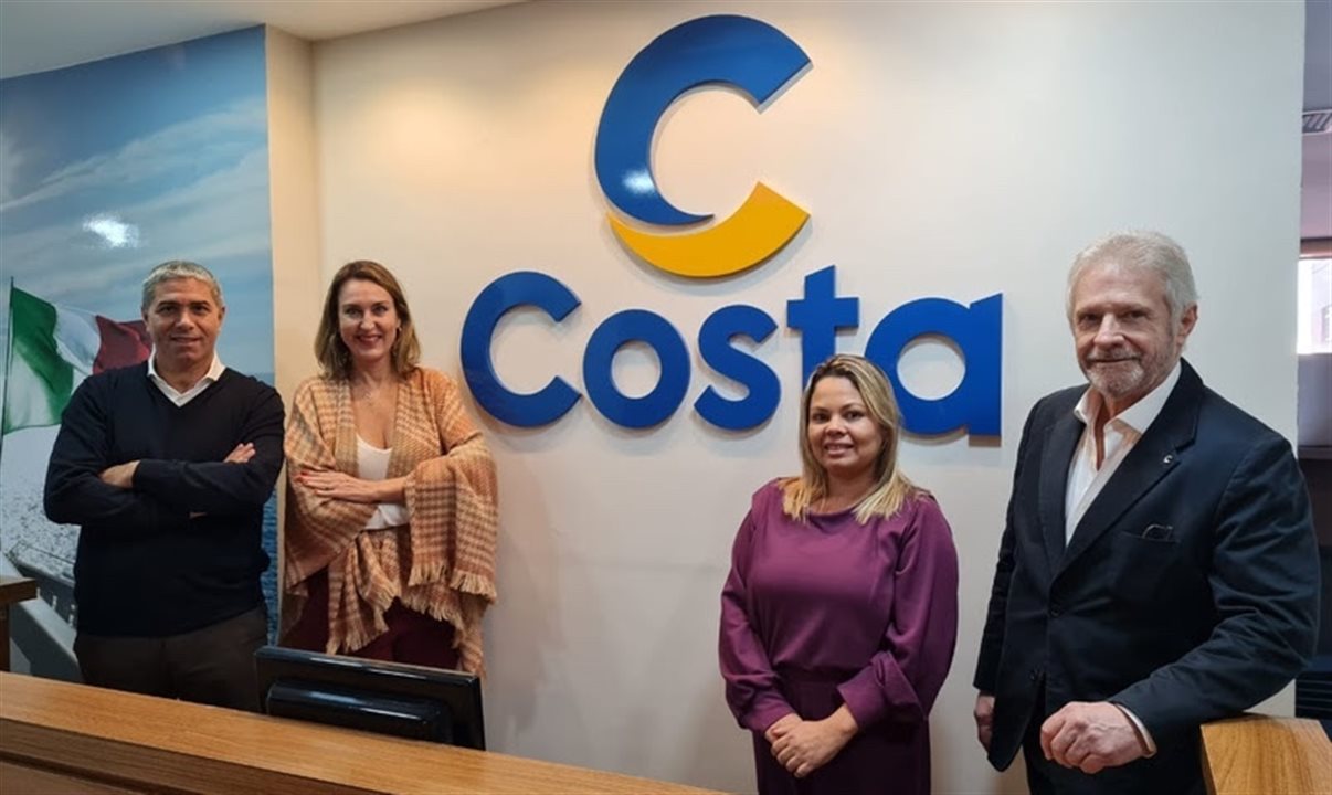 Em São Paulo, a Costa promoveu encontros com representantes do Turismo de algumas cidades. Na foto, Dario Rustico, Luciane Leite, Carolina Reis e Renê Hermann