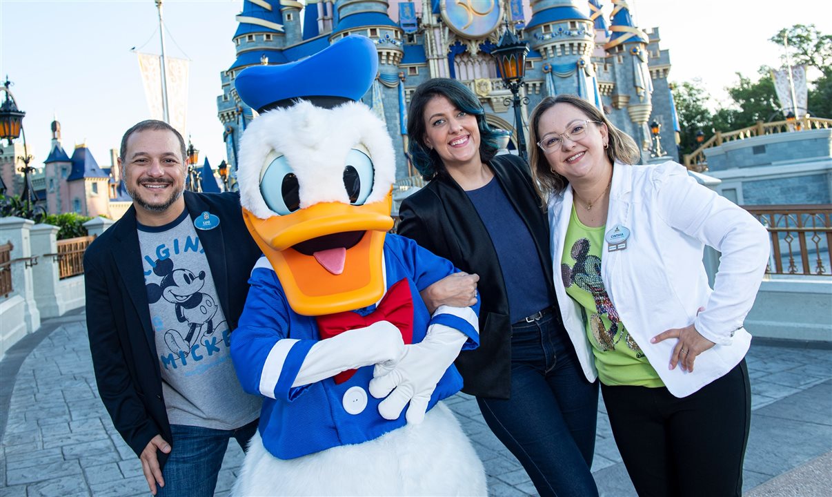 Líderes da Azul e Walt Disney World Resort celebram lançamento do avião inspirado em Pato Donald