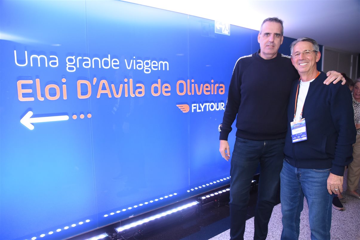 Marcelo Cohen e Elói Oliveira, da BeFly, visitam a galeria feita em homenagem ao fundador da Flytour