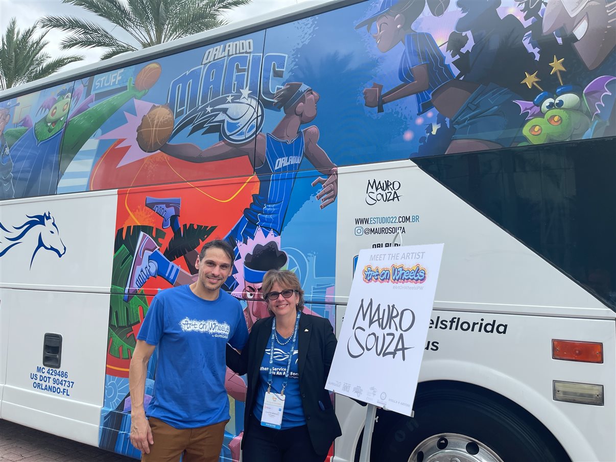 Mauro Souza e Claudia Menezes com o ônibus que homenageia o Orlando Magic