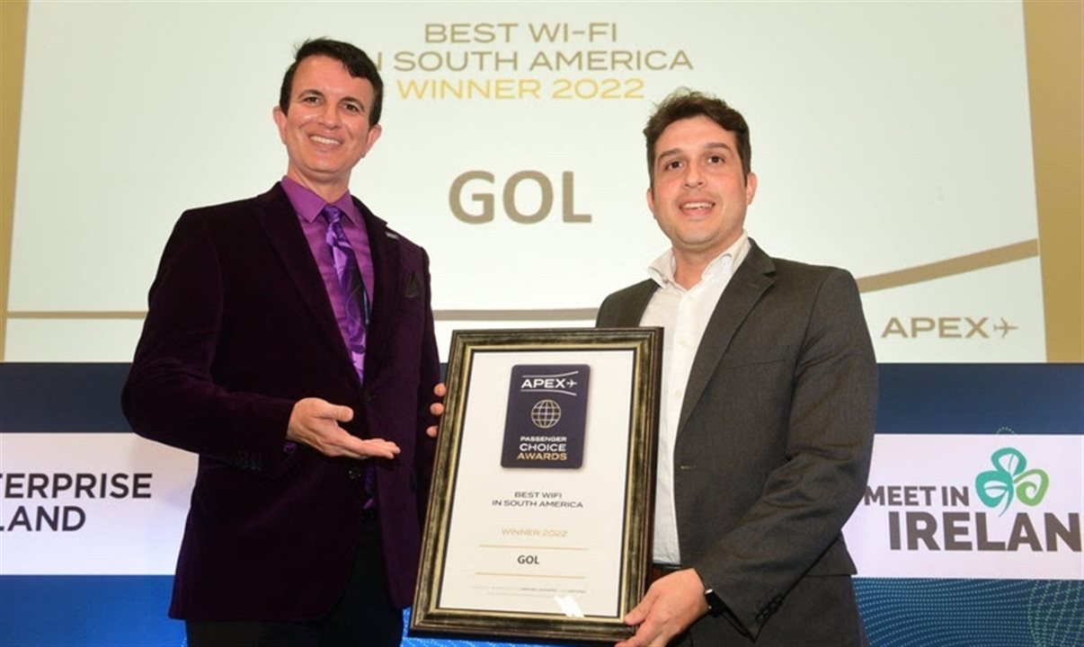 Ricardo Oliveira (à direita), gerente de Produtos e Parcerias da Gol, recebe o prêmio da Apex de melhor Wi-Fi na América do Sul