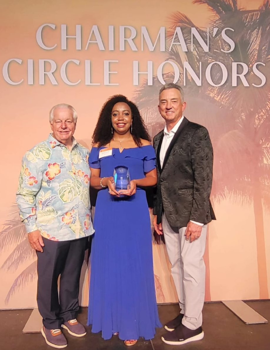 Vilmara Souza, coordenadora de Produtos Estados Unidos, representa Agaxtur e recebe premiação Chairman Circle Honors