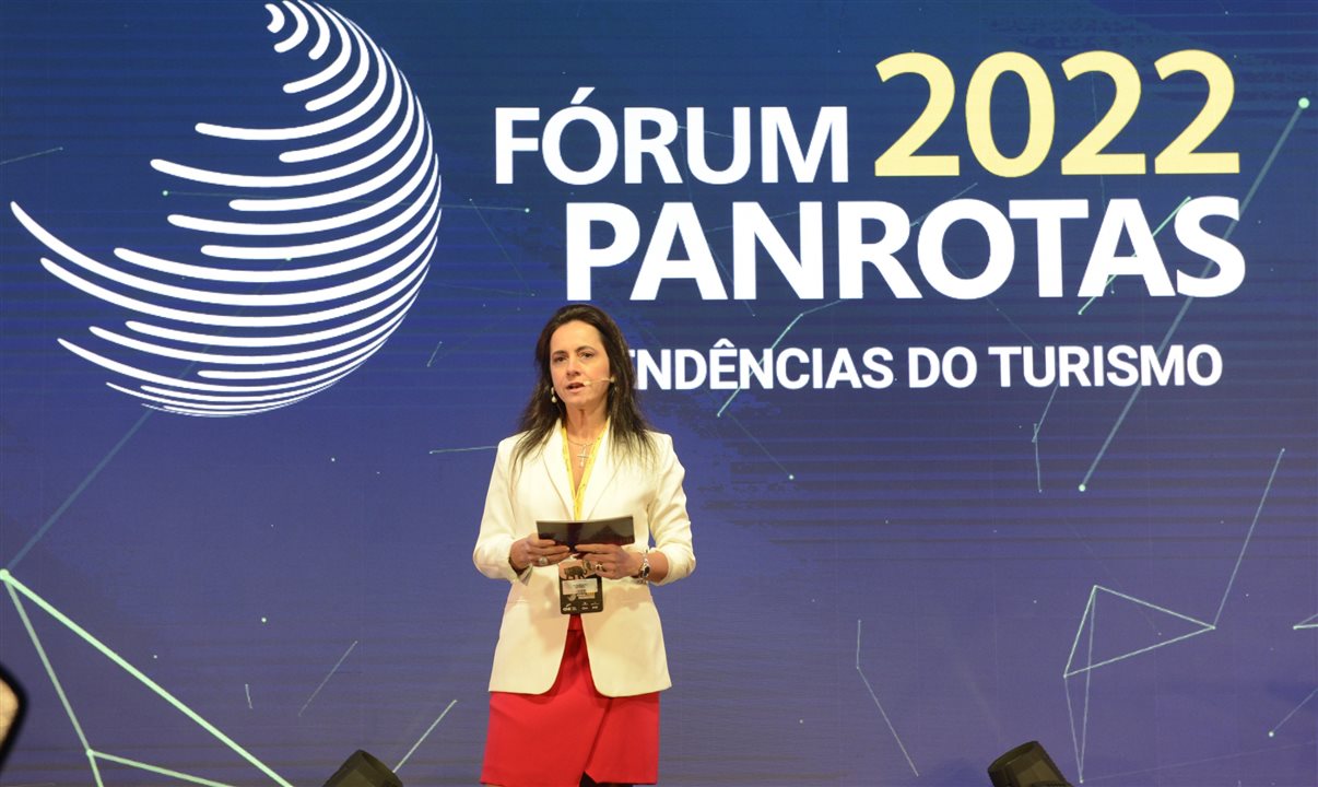 Natalia Abreu, da Wee Travel, no palco do Fórum PANROTAS 2022