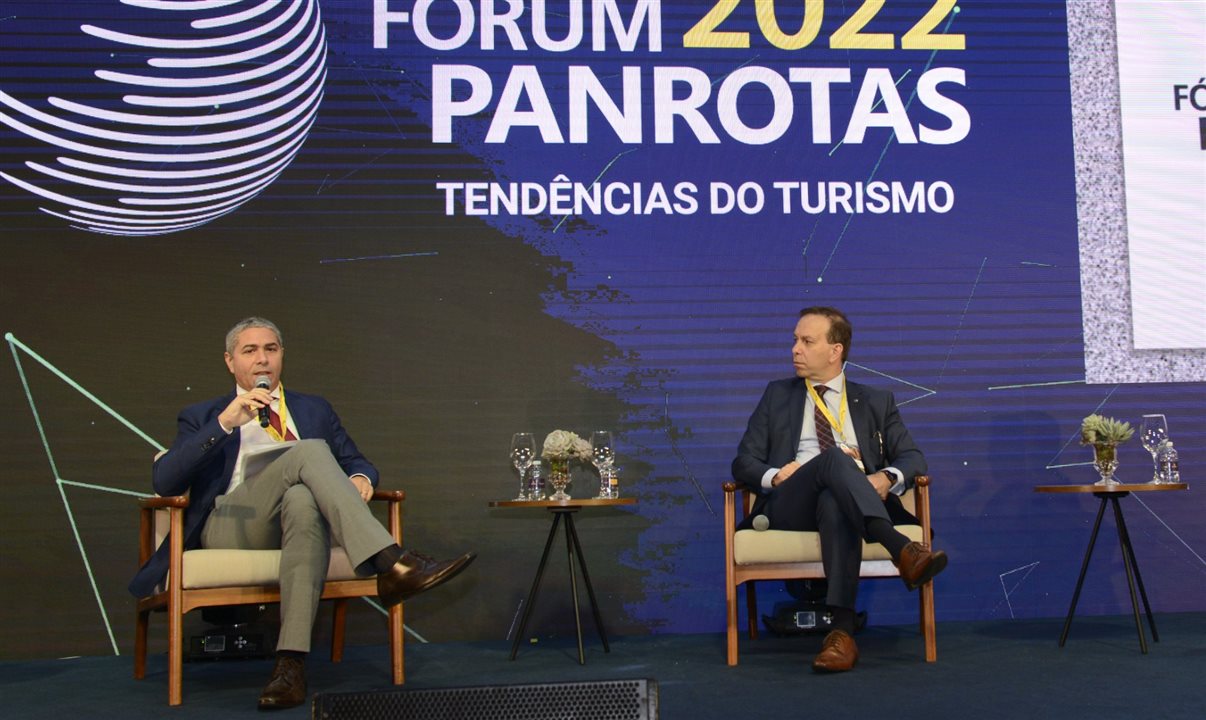 Dario Rustico, da Costa Cruzeiros, e Adrian Ursilli, da MSC Cruzeiros, em painel do Fórum PANROTAS 2022