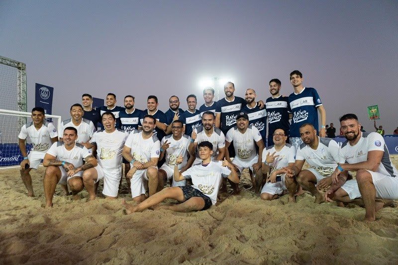 Jogadores Nenê e Marcos Ceará com associados ALL após o jogo na areia de Copacabana