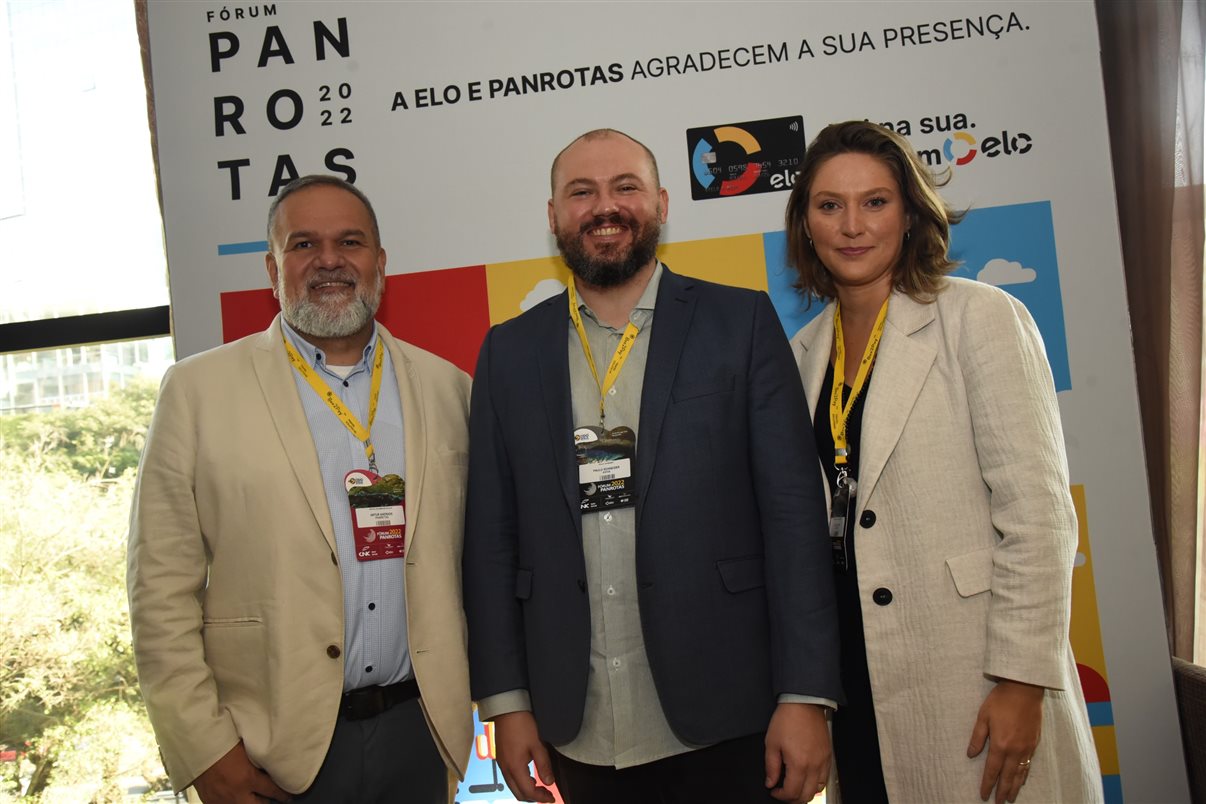 Artur Andrade, da PANROTAS, Paulo Schneider, da Aviva, e Carol Haro, da Mapie