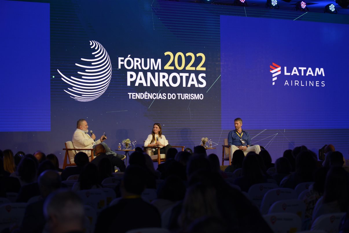 Jerome Cadier durante painel da Latam no Fórum PANROTAS 2022