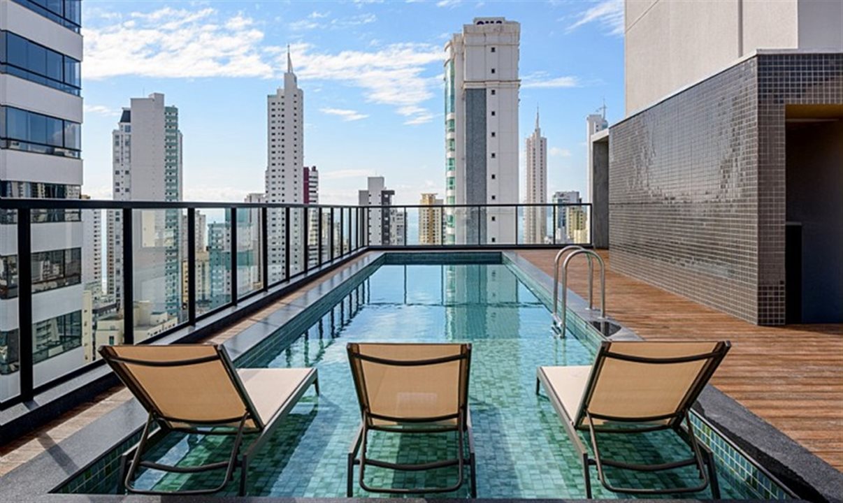 Os novos hotéis ibis de Balneário Camboriú contam com área de lazer com piscina