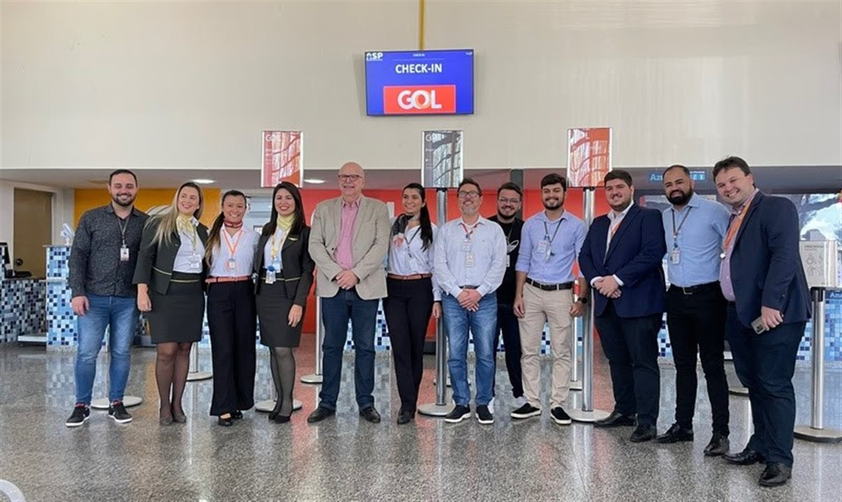 Equipes da Gol e da VoePass reunidas na manhã de hoje no aeroporto de Araçatuba (ARU) para a inauguração do atendimento de check-in e da loja. 