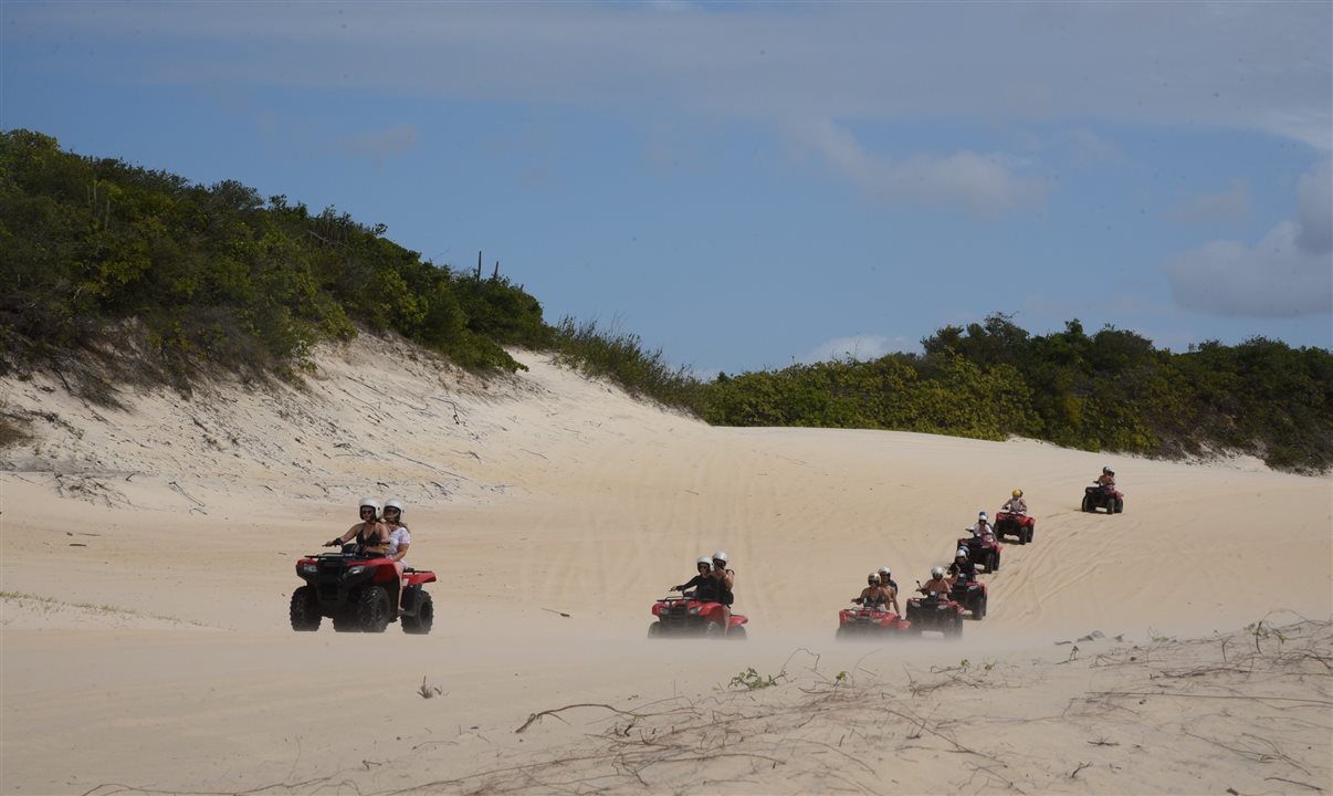 Agentes de viagens no passeio de quadriciclo pelas dunas de Maracajaú