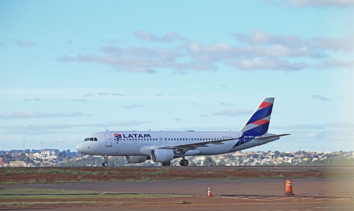 Os voos são operados com aeronaves Airbus A319, que possuem capacidade para 140 passageiros (8 em classe Premium Economy e 132 em Economy)