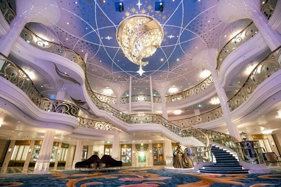 Grand Hall do Disney Wish: olhe o imponente lustre e imagine a cena da Fada Madrinha transformando a Gata Borralheira em Cinderela