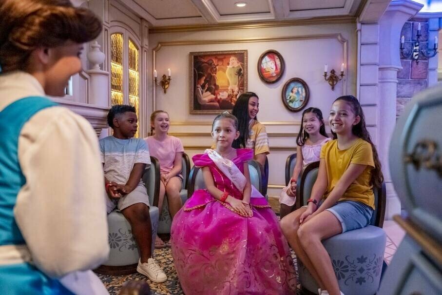Só na Disney as crianças conversam com seus personagens favoritos, como Bella