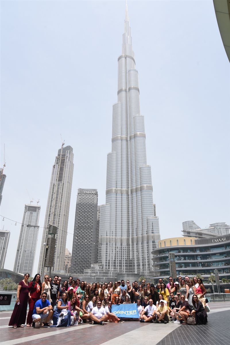 O grupo de agentes convidados pela Orinter em frente ao Burj Khalifa, em Dubai