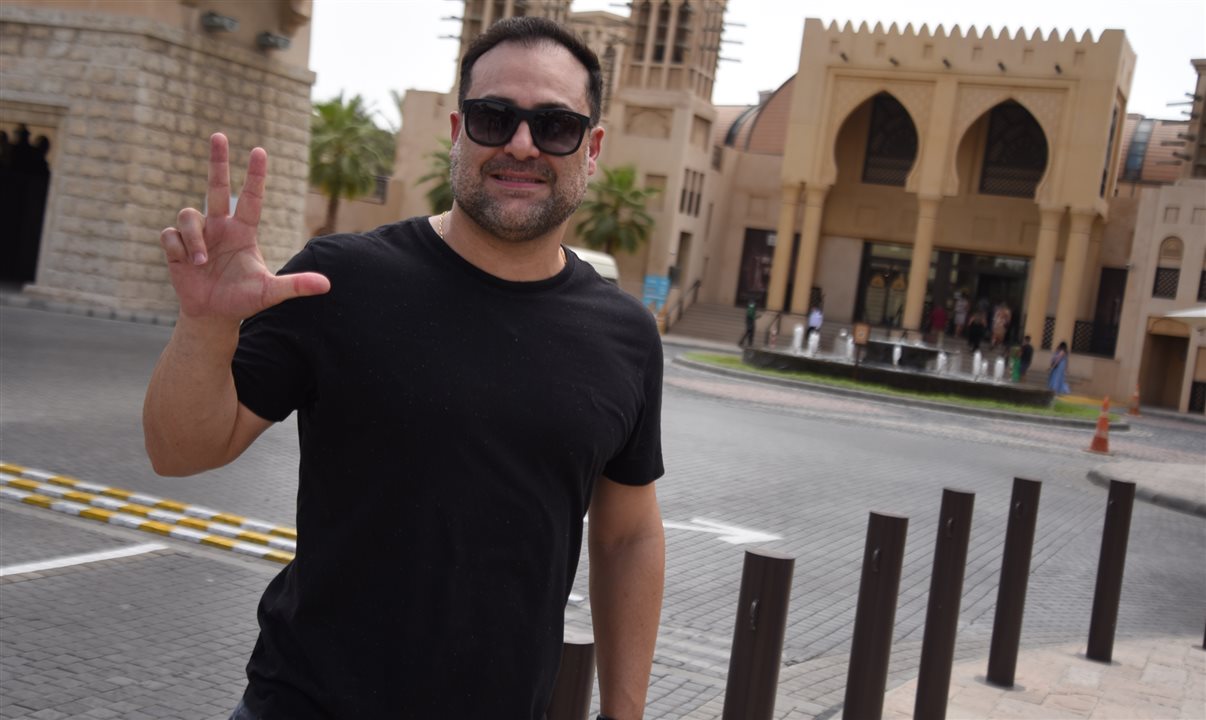 Ricardo Vitório, da Novità Turismo, acena com o gesto característico de Dubai