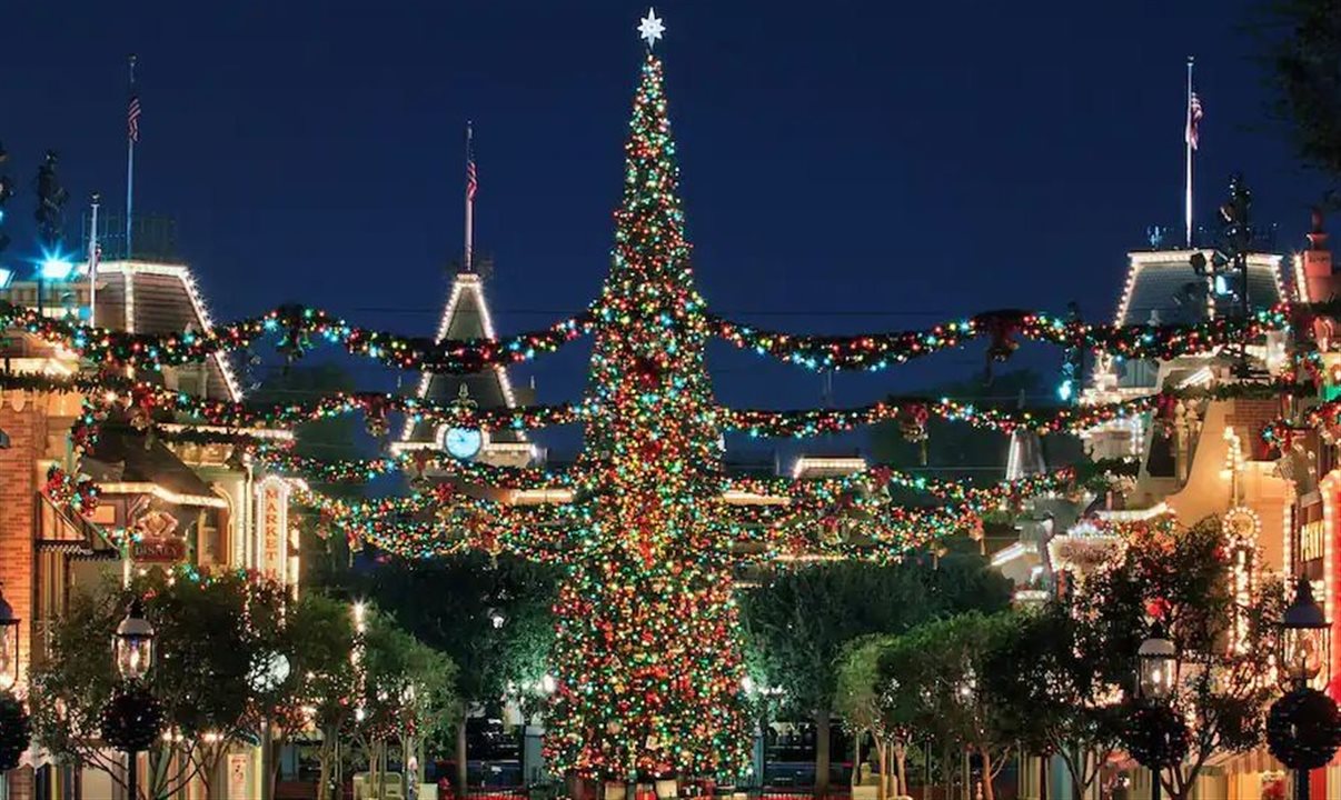 A temporada de festas do Disneyland Resort acontecerá até o dia 8 de janeiro de 2023