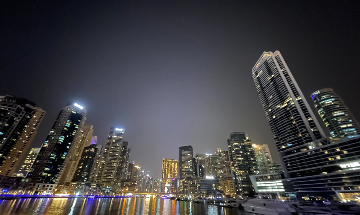 A Marina de Dubai é um show de luzes durante a noite