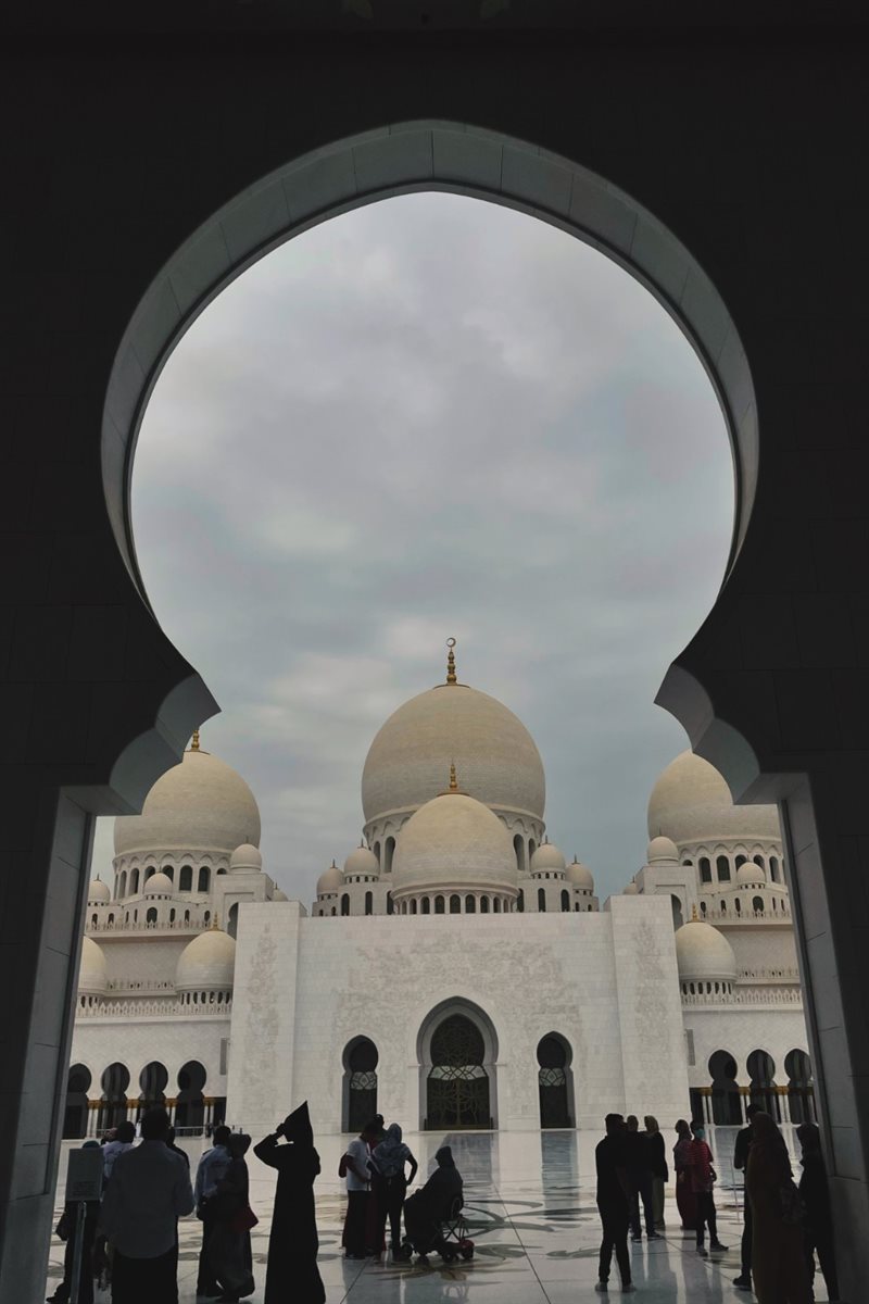 A Grande Mesquita do Sheikh Zayed é uma das atrações da capital dos Emirados Árabes Unidos, Abu Dhabi, logo ao lado de Dubai
