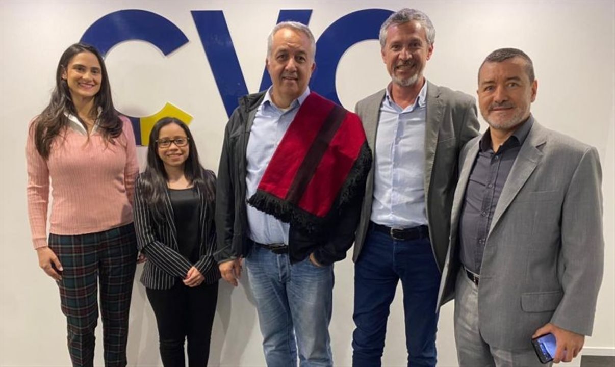 A equipe de promoção de Salta, liderada pelo ministro de Turismo e Esportes do destino, Mario Peña, junto a Sylvio Ferraz (CVC Corp) e Ivan Blanco (Aerolíneas Argentinas)